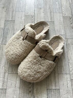 American Eagle Sherpa Slip-On Clogs size 8